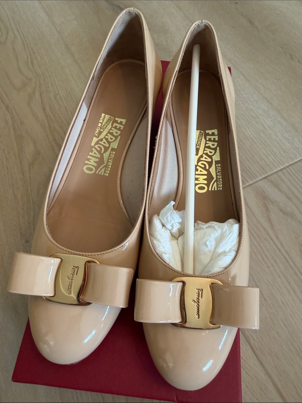Salvatore Ferragamo Beige Patent Vara Bow Pumps - Picture 3 of 11